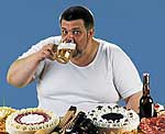 Dicker Mann mit Bierglas und Kuchen