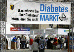 Interessenten informieren sich auf dem DiabetesMARKT in Stuttgart am 15. Mai 2010 (hier: DiabetesMARKT in Leipzig im Mai 2009).