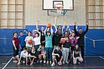 Kinder und Lehrer der Mosaikschule mit den Spielern der ART Giants und Trainer Konrad Müller Kinder und Lehrer der Mosaikschule mit den Spielern der ART Giants und Trainer Konrad Müller