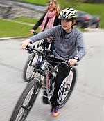 Kind auf E-Bike Kind auf E-Bike