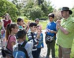 Grundschülerinnen und Grundschüler im Botanischen Garten Grundschülerinnen und Grundschüler im Botanischen Garten