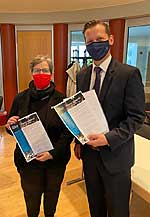 Dagmar Pohle, Bezirksbürgermeisterin Marzahn-Hellersdorf, und Tobias Gemmel, Senior Director External Affairs Novo Nordisk Deutschland, bei der Vertragsunterzeichnung am 30. Oktober 2020 in Marzahn-Hellersdorf. Dagmar Pohle, Bezirksbürgermeisterin Marzahn-Hellersdorf, und Tobias Gemmel, Senior Director External Affairs Novo Nordisk Deutschland, bei der Vertragsunterzeichnung am 30. Oktober 2020 in Marzahn-Hellersdorf.