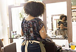 Friseurin mit Dexcom G7-Sensor. Friseurin mit Dexcom G7-Sensor.