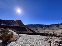 Straße in sengender Hitze. Straße in sengender Hitze.